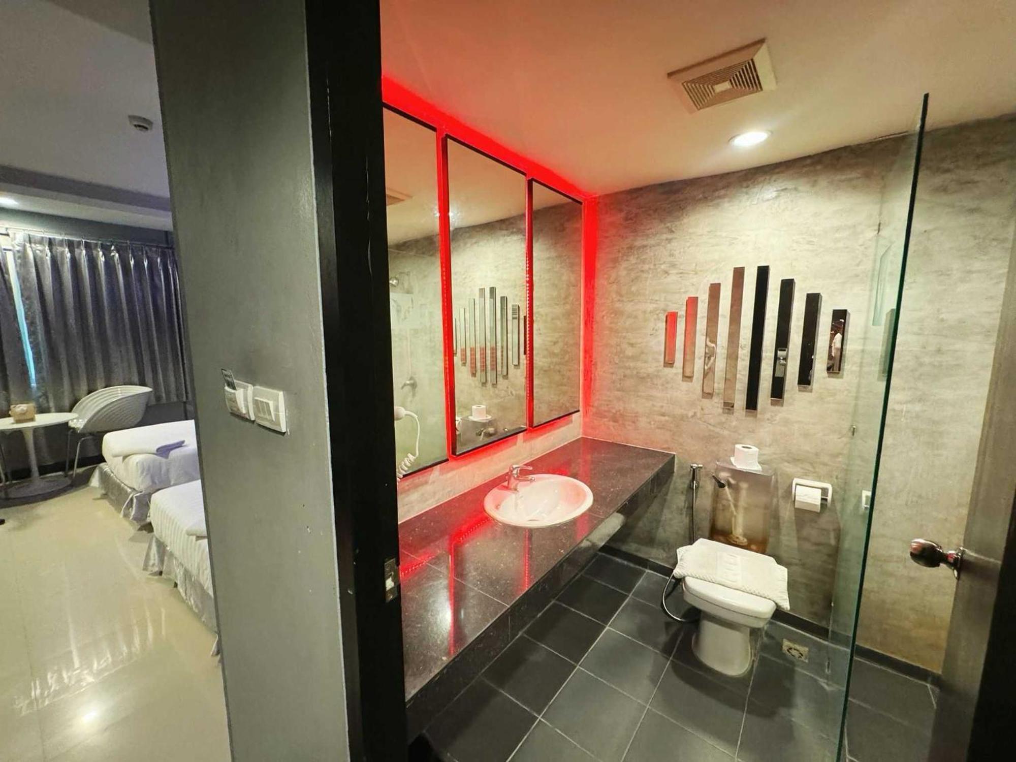 Capital O 75514 Vasidtee City Hotel Suphan Buri Exterior foto